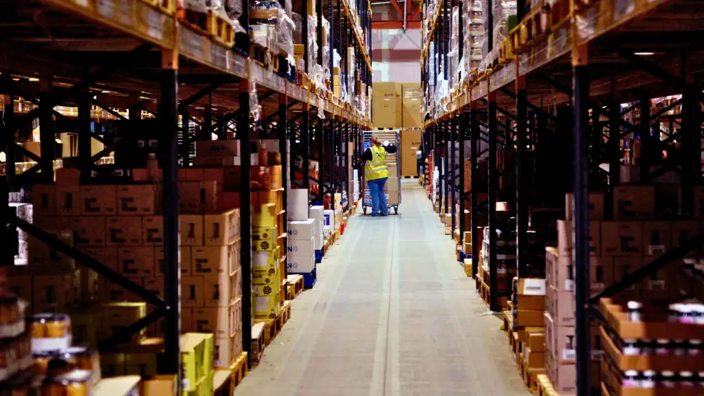 Road truck services warehouse interior | clarus wms Road truck services warehouse interior